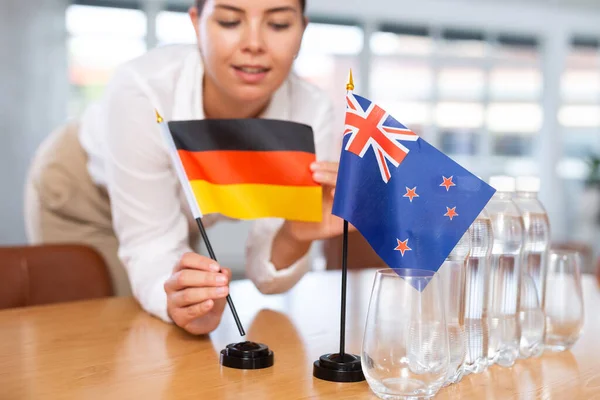 Подготовка Бизнес Презентации Секретарь Кладет Флаги Германии Австралии Стол Переговоров — стоковое фото