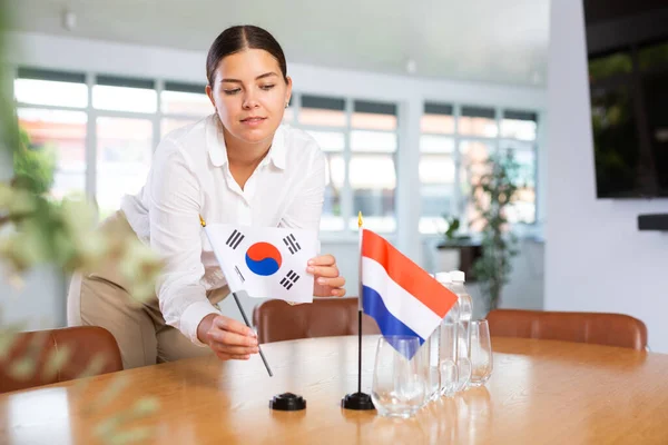 Young Woman Business Clothes Puts Flags South Korea Netherlands Negotiating — Stock Photo, Image