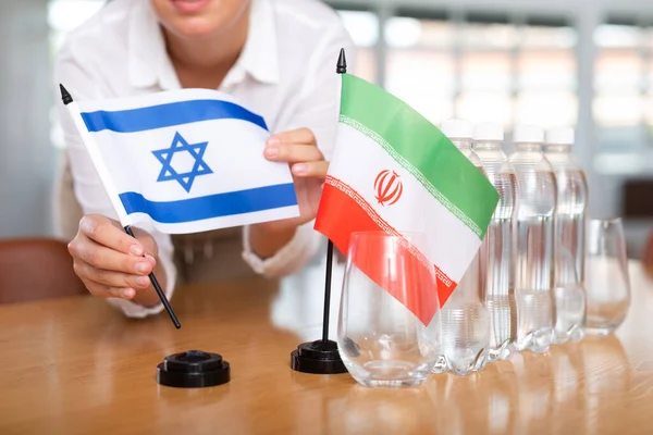 Žena Sekretářka Připravuje Kancelář Pro Jednání Klade Vlajky Íránu Izraele — Stock fotografie