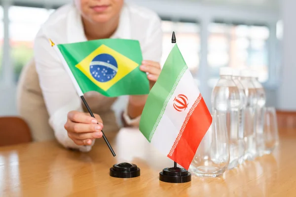 Маленький Флаг Ирана Столе Бутылками Воды Флагом Бразилии Поставили Рядом — стоковое фото