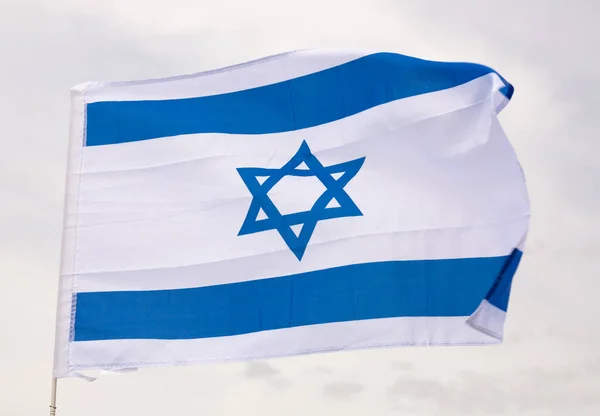 Plátno Vlajky Izraele Vlaje Stožáru Proti Šedé Obloze Detailní Záběr — Stock fotografie