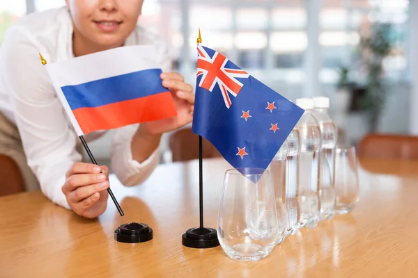 Förberedelser För Affärsförhandlingar Kvinnan Sätter Små Flaggor Från Länder Ryssland — Stockfoto