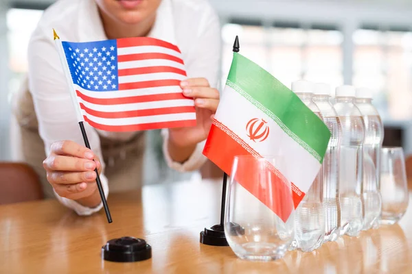 Маленький Флаг Ирана Столе Бутылками Воды Флагом Сша Поставили Рядом — стоковое фото