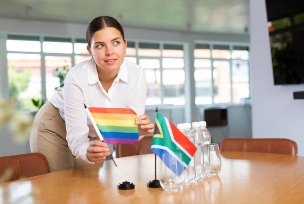 ビジネス交渉の準備 女性はテーブルの上に南アフリカとLgbtの国の小さな旗を設定します — ストック写真
