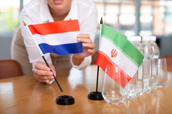 Бизнесмен Организующая Презентации Переговоры Флагов Ирана Нидерландов — стоковое фото