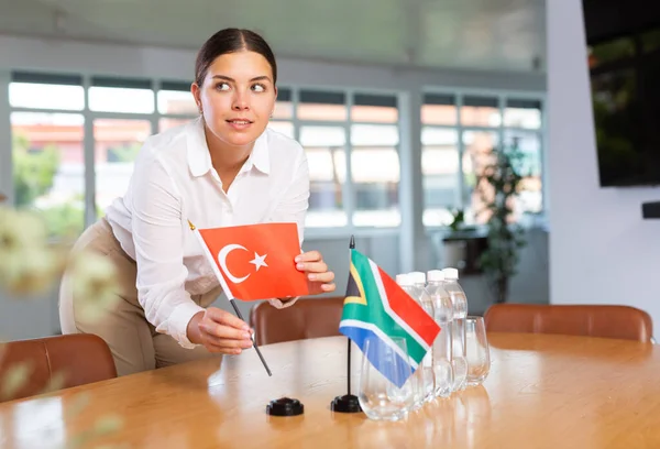 Mitarbeiterin Der Delegation Legt Vor Verhandlungsbeginn Flaggen Der Türkei Und — Stockfoto