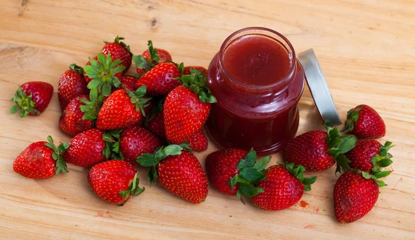 Glazen Pot Zelfgemaakte Aardbeienjam Met Verse Bessen Achtergrond — Stockfoto
