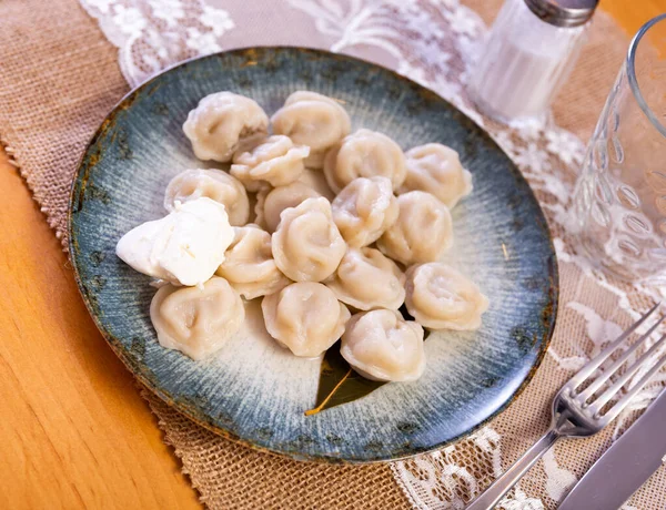 Traditional Russian Pelmeni Boiled Flavorful Bay Leaf Served Plate Sour — Stock Photo, Image