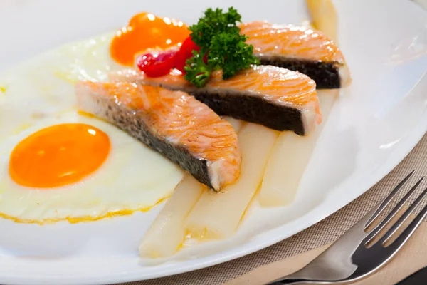 Serdeczne Śniadanie Smażonymi Jajami Łososiem Parzonymi Szparagami Ozdobionymi Pomidorami Świeżymi — Zdjęcie stockowe