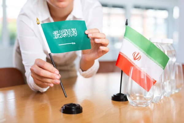 Příprava Obchodní Prezentaci Sekretářka Umístí Jednací Stůl Vlajky Saúdské Arábie — Stock fotografie