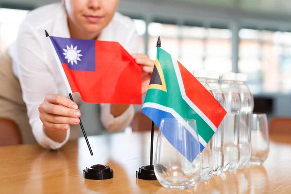 Pequeña Bandera Sudáfrica Mesa Con Botellas Agua Bandera Taiwán Puesto —  Fotos de Stock