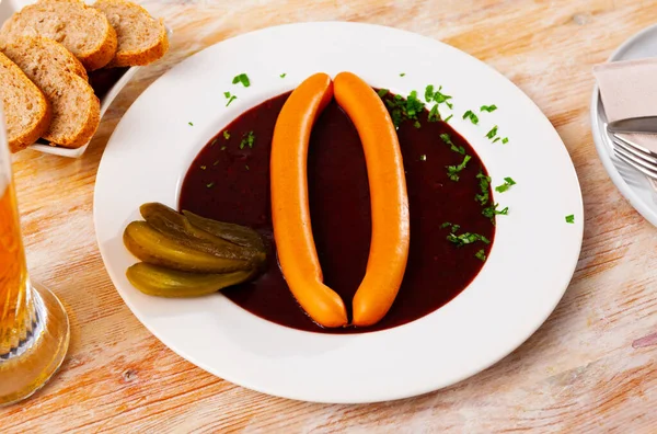 Portion Fraîche Goulache Viennoise Avec Deux Saucisses Servies Sur Table — Photo