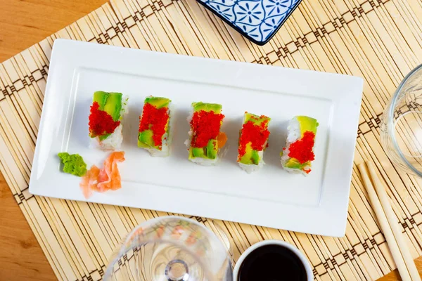 Zelená Dračí Sushi Rolka Lososem Avokádem Mangem Doplněná Kaviárem Tobico — Stock fotografie