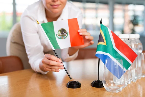 Secretária Prepara Escritório Para Negociações Coloca Bandeiras África Sul México — Fotografia de Stock
