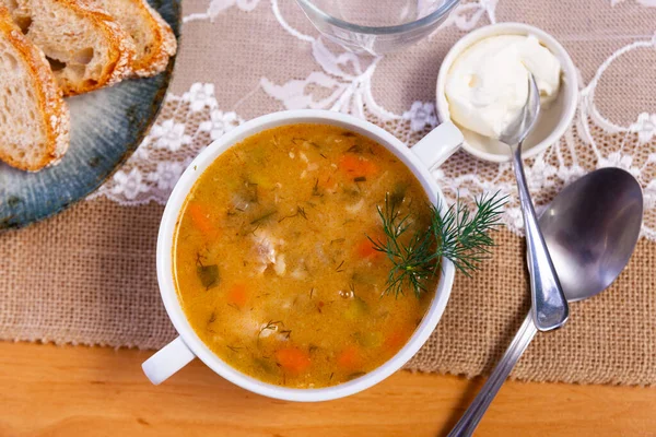 Suppe Mit Eingelegten Gurken Und Perlgerste Rassolnik Auf Holzgrund — Stockfoto