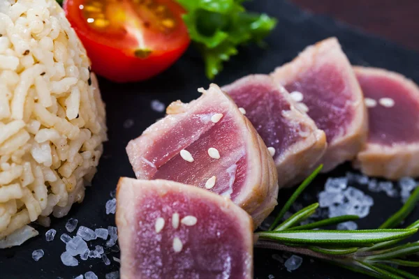 Tataki Thon Poêlé Qualité Sashimi Servi Avec Riz Des Légumes — Photo