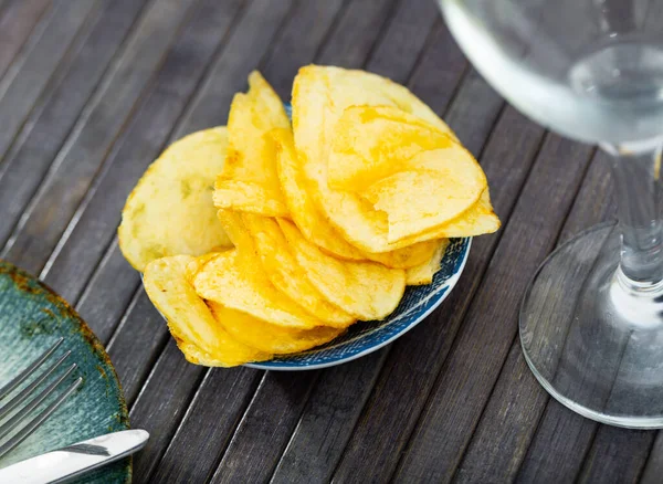Chrupiące Słone Organiczne Chipsy Ziemniaczane Naturalnym Smaku Serwowane Talerzu Popularna — Zdjęcie stockowe