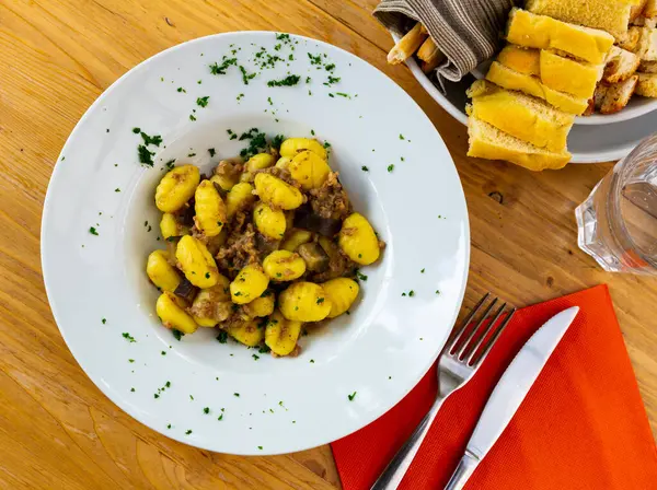 パスタニョッキをミンチで食欲をそそり 焼きナスにハーブを添えます 伝統的なイタリア料理 — ストック写真