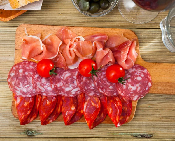 Tapas Tradizionali Spagnole Affettare Salsicce Marmellate Servite Tavola Legno Con — Foto Stock