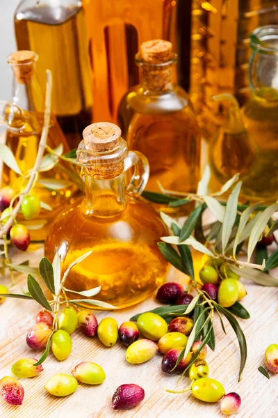 Bouteilles Carafes Huile Olive Olives Fraîches Sur Table Bois Ingrédients — Photo
