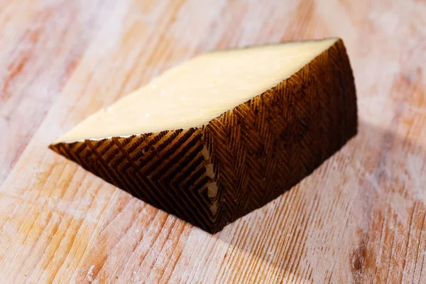 Snijd Van Ambachtelijke Semi Harde Ooien Melk Kaas Houten Oppervlak — Stockfoto
