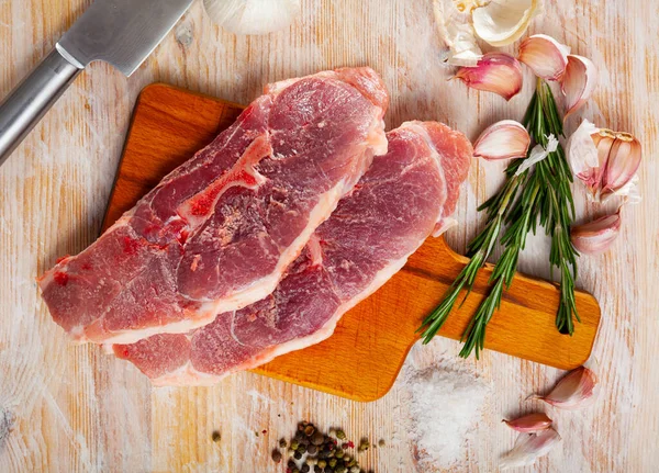 Viande Crue Steaks Épaule Porc Frais Avec Condiments Sur Table — Photo