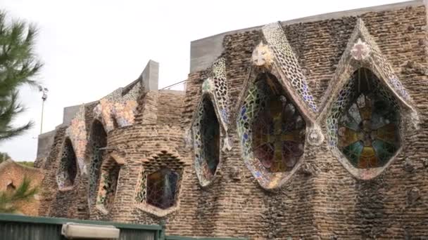 Vista Exterior Cripta Guell Una Obra Maestra Arquitectura Gaudí Ubicada — Vídeos de Stock