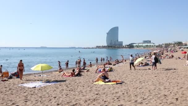 Barcelona Spain August 2022 View Crowded Sandy Beach Mediterranean Coast — Stock Video