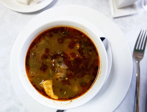グルジア料理 ハーブと辛い太めのスープカルチョ — ストック写真