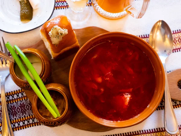 罗宋汤 甜菜热汤和大蒜面包潘普什卡放在餐馆的桌子上 — 图库照片