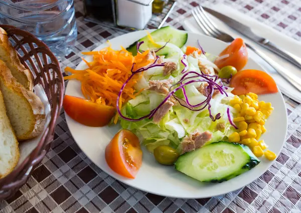 Teller Mit Kalorienarmem Salat Frische Tomaten Gurken Karotten Und Maiskonserven — Stockfoto