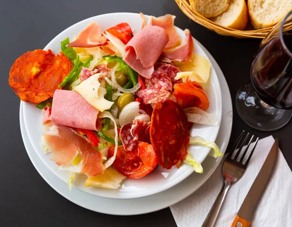 Plate Delicious Catalan Salad Smoked Sausage Ham Lettuce Bell Pepper — Stock Photo, Image