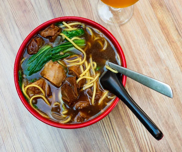 Kinesisk Soppa Med Nötkött Nudlar Och Grön Senapskål Styckad Skål — Stockfoto