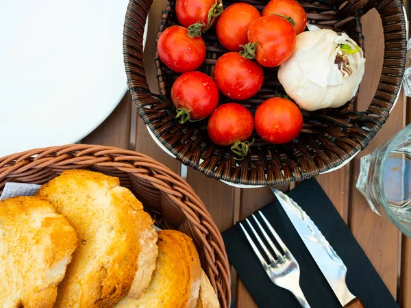 Bereiding Van Smakelijke Catalaanse Tapas Pan Con Tomate Gegrild Brood — Stockfoto