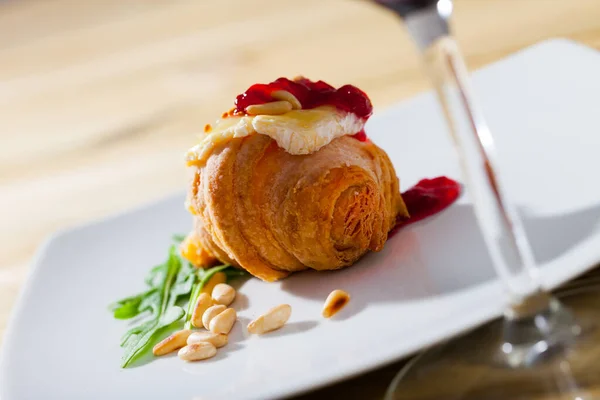 Delikat Mini Croissant Med Camembert Skiva Bärsylt Rostade Pinjenötter Garnerade — Stockfoto