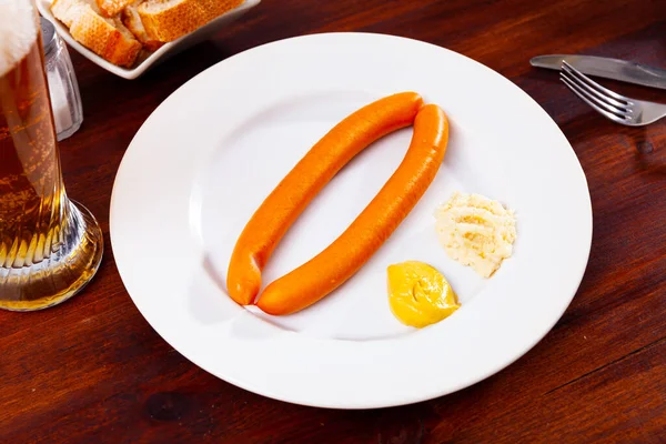 Popular Austrian Dish Boiled Traditional Hungarian Sausages Served Mustard Fresh — Foto de Stock