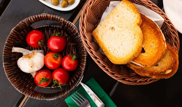 Traditional Food Catalan Amb Tomaquet Served Table Whole Tomatoes Bread — Stock Photo, Image