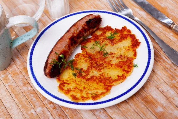 Portion Kartoffelpuffer Mit Bratwurst Auf Teller Serviert — Stockfoto