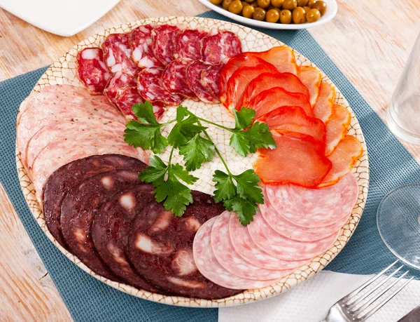 用传统的西班牙腊肠和腌制过的猪肉卷制成的冷肉盘 — 图库照片
