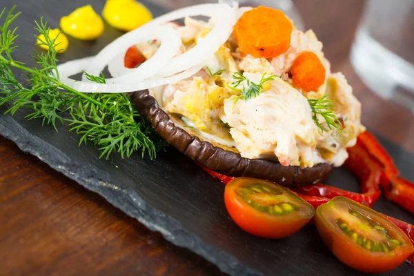 Chicken Salad Served Eggplant Slice Tomatoes Bell Pepper — Stock Photo, Image