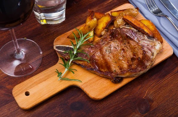 Delicious Fried Veal Entrecote Served Wooden Board Potato Wedges Fresh — Stok fotoğraf