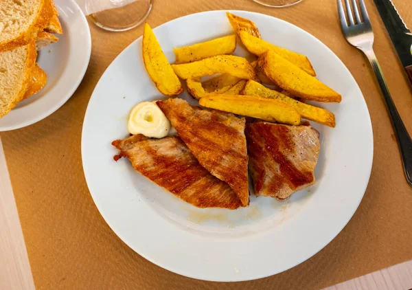Eet Varkensvlees Geheim Geserveerd Met Gebakken Aardappelen Schotel — Stockfoto