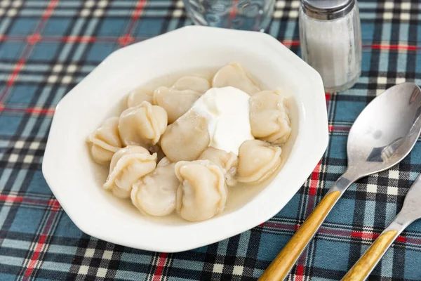 Läckra Dumplings Med Kött Serveras Fat Med Buljong Restaurang — Stockfoto