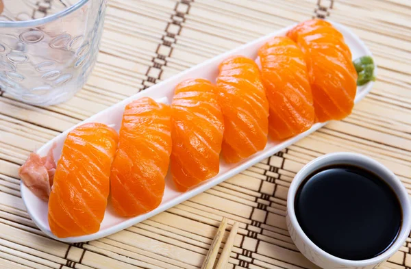 Piatto Tradizionale Giapponese Nigiri Sushi Con Slises Salmone Fresco Fila — Foto Stock