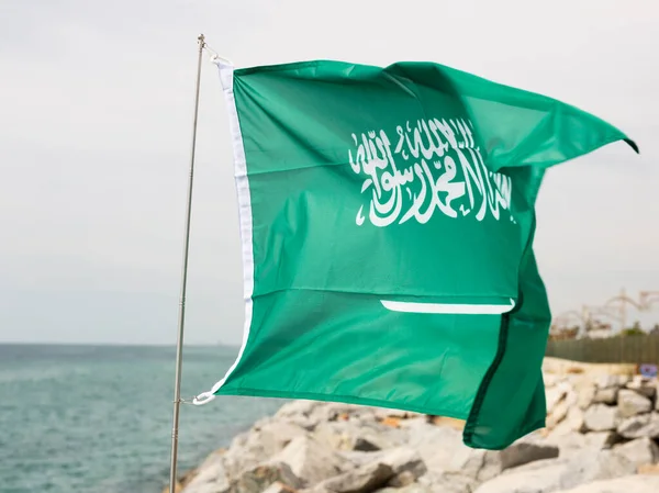 Saudi Arabia National Flag Cloth Fabric Waving Beautiful Sea Rocks — Stock Photo, Image