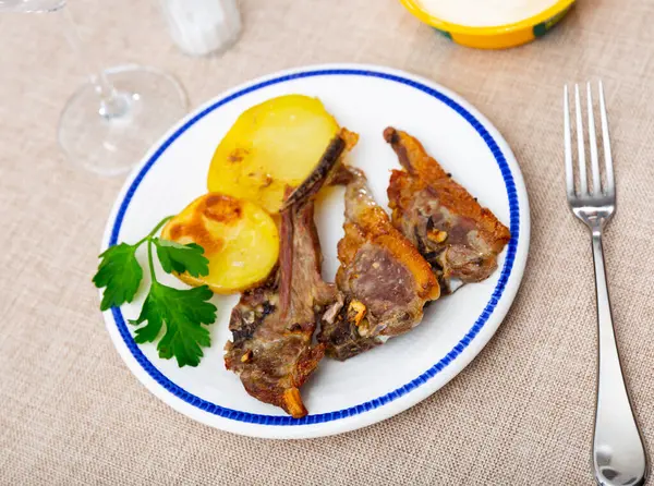 Roasted Mutton Ribs Potato Slices Served Plate — Stock Photo, Image
