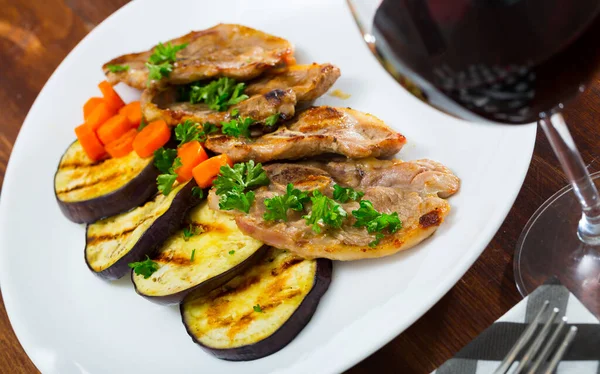 Tasty Mutton Loin Chops Grilled Eggplant Slices Carrots Garnished Fresh — Stock Photo, Image