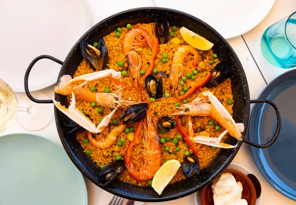 Narodowym Daniem Kuchni Hiszpańskiej Jest Paella Owocami Morza Wykonane Ryżu — Zdjęcie stockowe