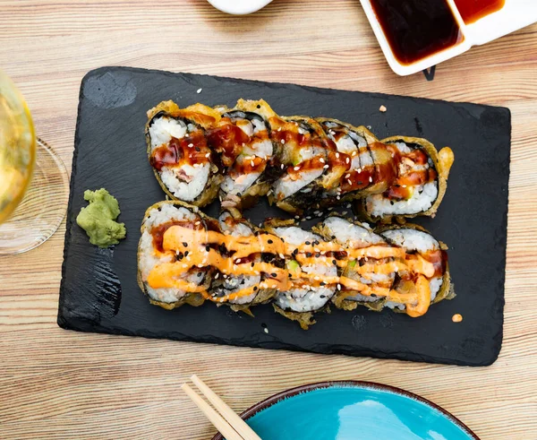 Sült Sushi Tekercs Lazaccal Tonhallal Avokádóval Ropogós Kenyérrel Szójaszósszal Tálalva Jogdíjmentes Stock Képek