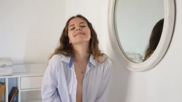 Портрет Игривой Юной Брюнетки Нижнем Белье Мужской Рубашке Сидящей Коленях — стоковое видео